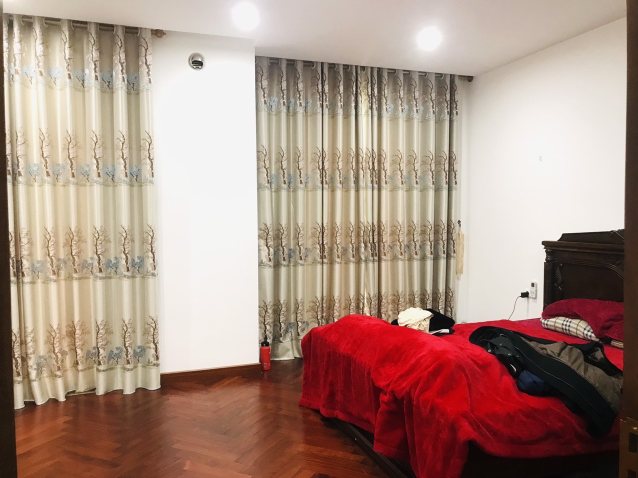 Cho thuê biệt thự song Lập gần hồ hoàn thiện 4 phòng ngủ có thang máy 4