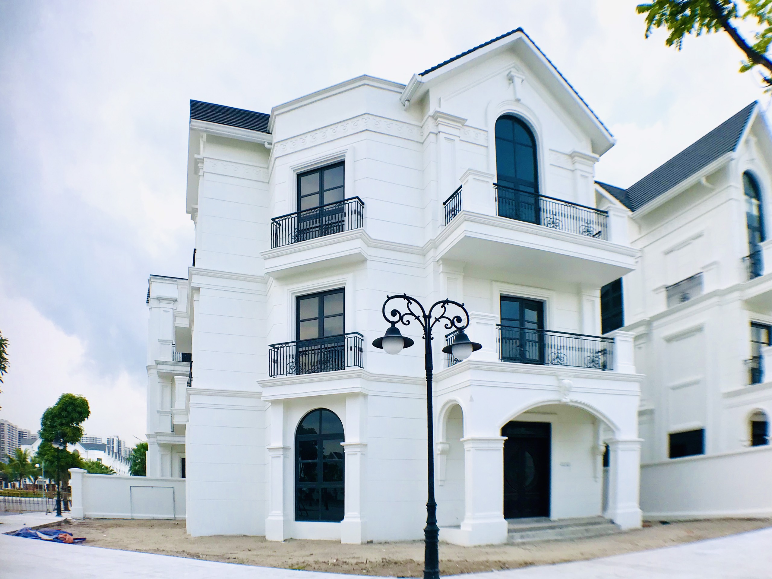 Bán biệt thự đơn lập lô góc phân khu Ngọc Trai, mặt hồ sau nhà cực đẹp