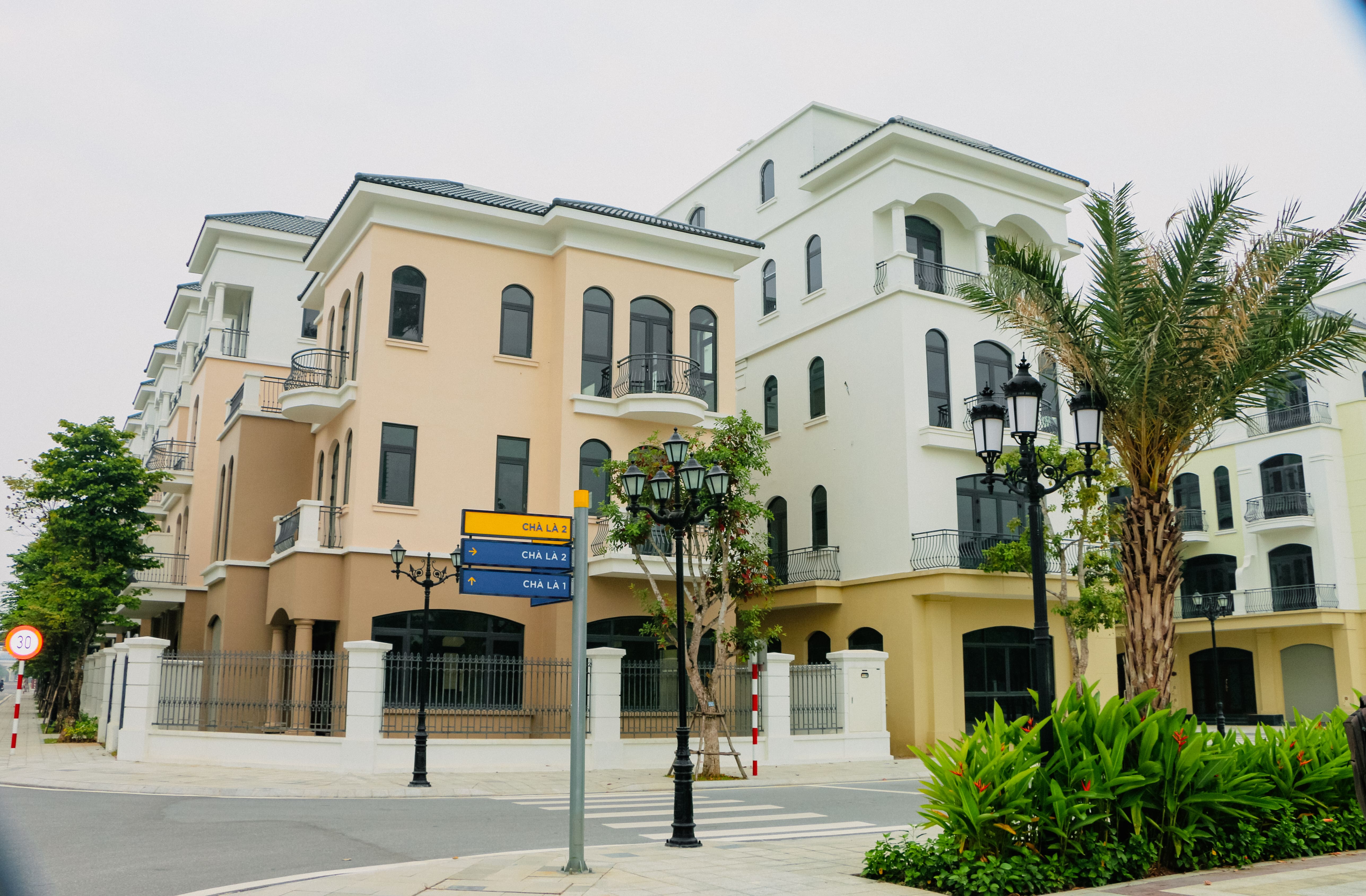 Bán biệt thự đơn lập căn góc view sân Tennis đường Chà Là 3, 217m2, Vinhomes Ocean Park 2
