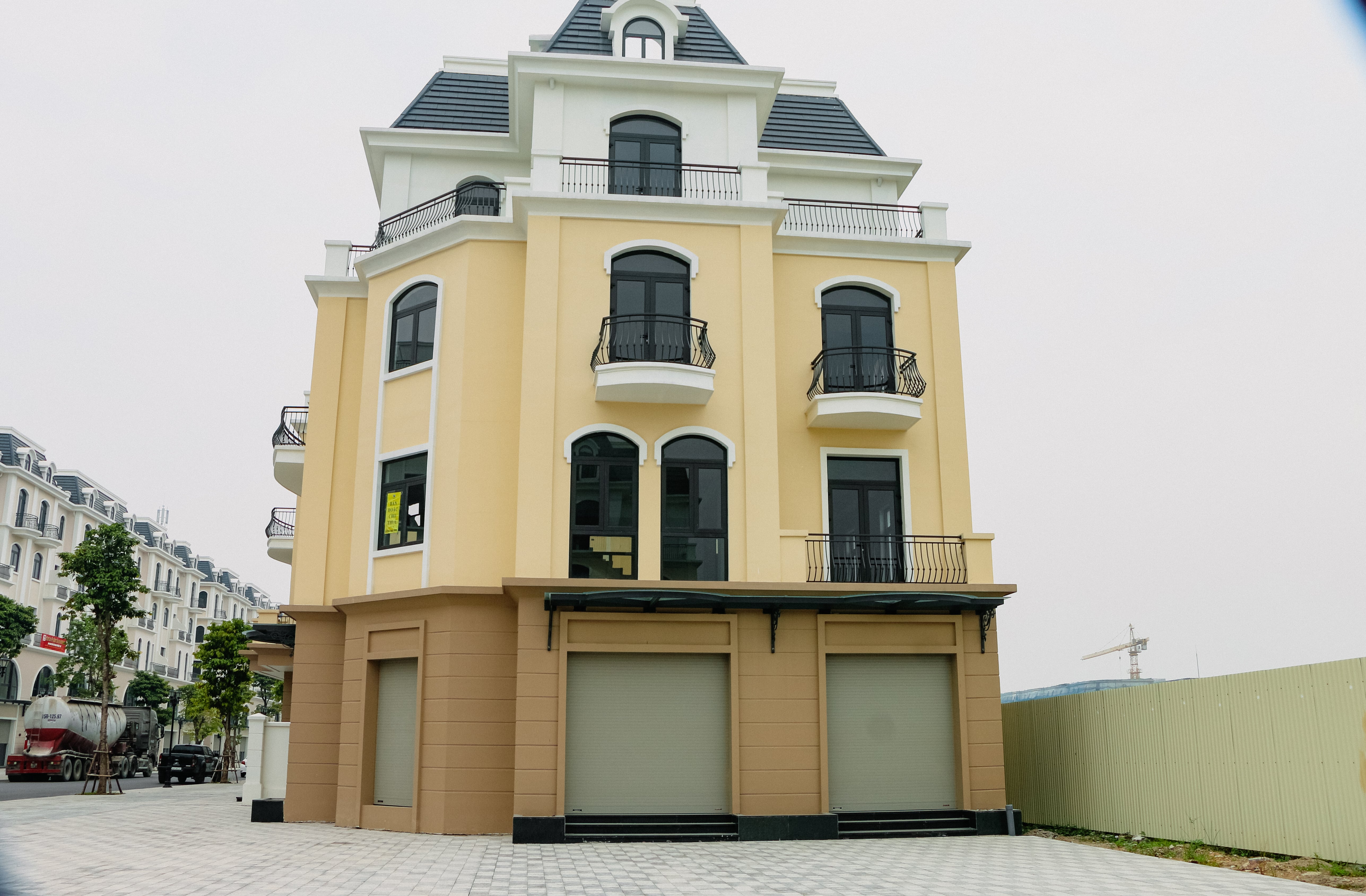 Cho thuê biệt thự đơn lập đường Kinh Đô 20m Vinhomes Ocean Park 2 - Khu Sao Biển 5 - DT: 260m2