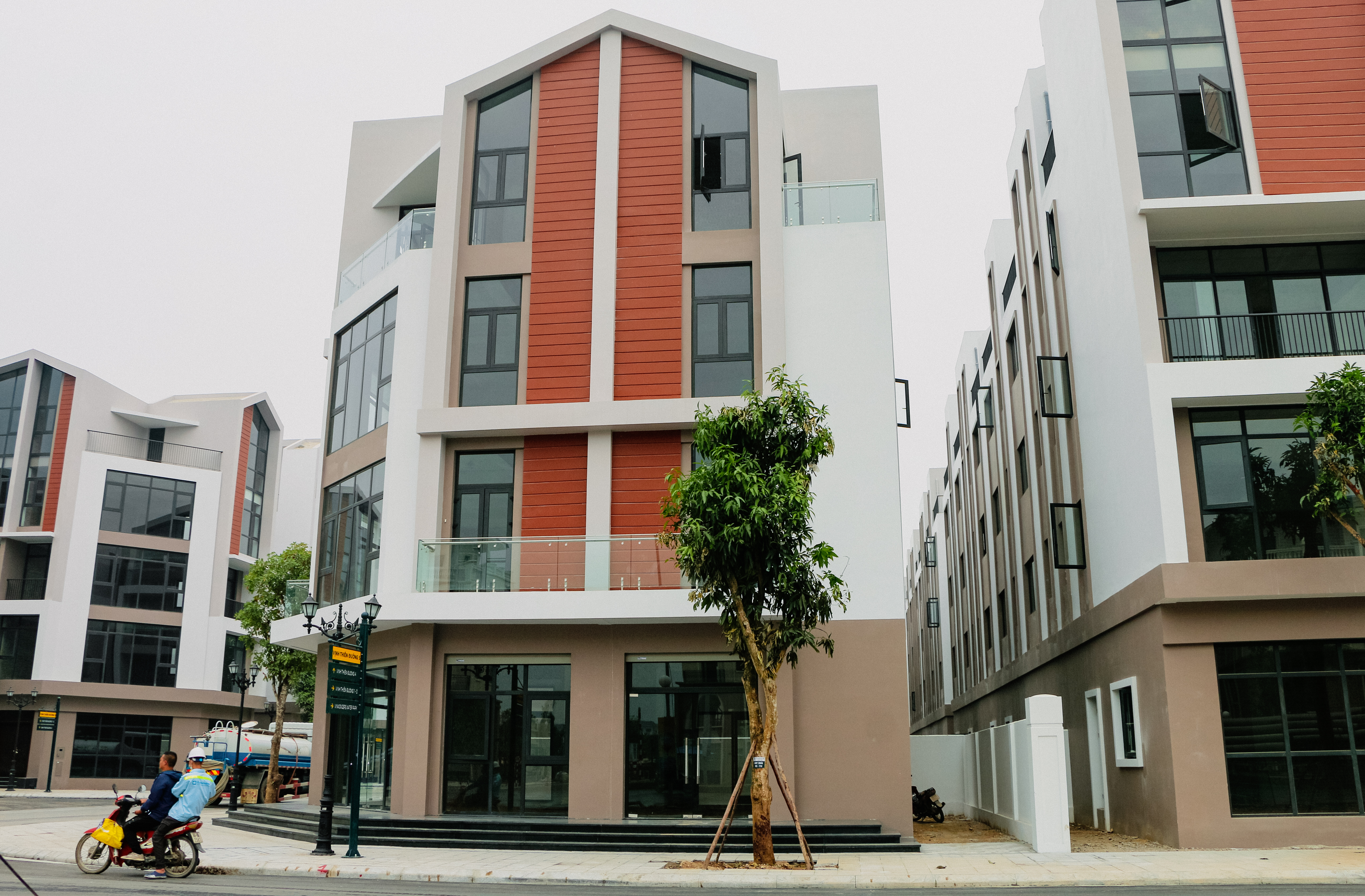 Cho thuê nhà phố shophouse Vịnh Thiên Đường 6, DT 105m2, căn góc, cạnh lối đi bộ, Vinhomes Ocean Park 3