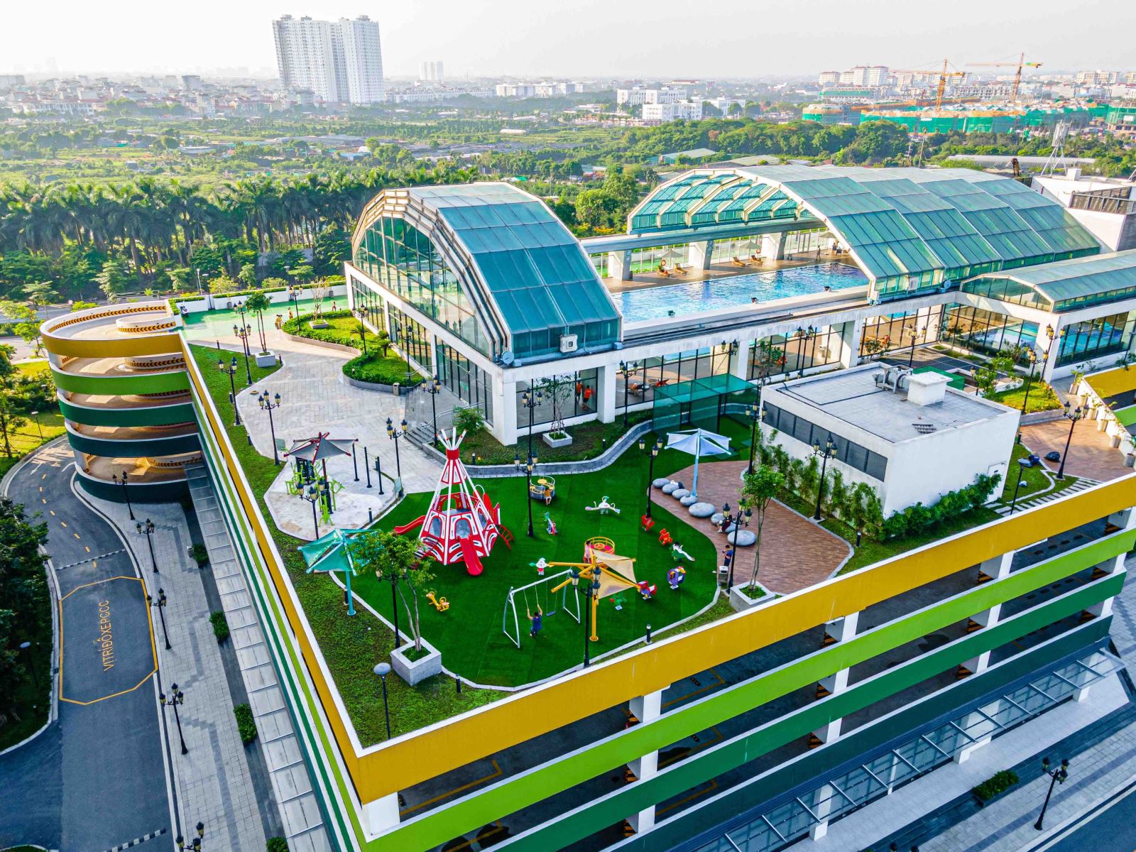 Bể bơi 5 tầng ấn tượng